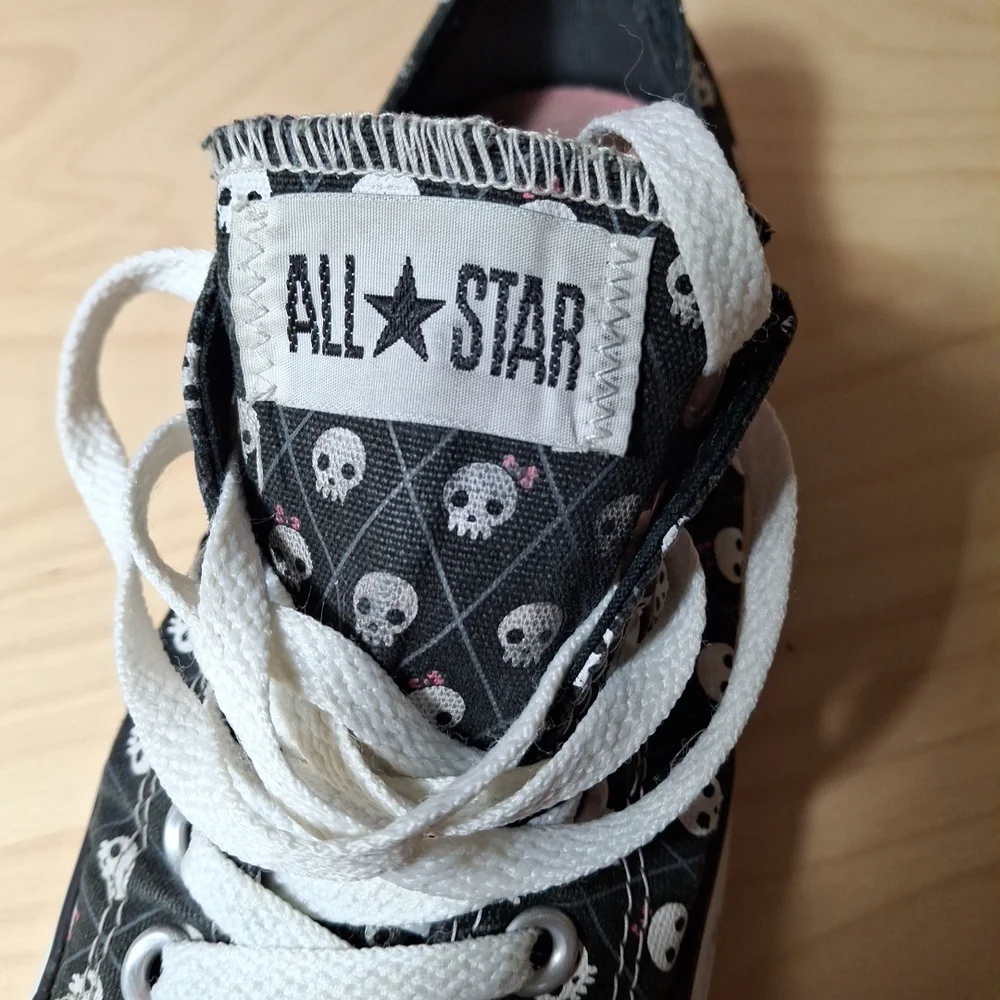 Converse Allstars Lo Top Sneakers Black w/ Mini White Skulls Women 7 - Picture 2 of 12